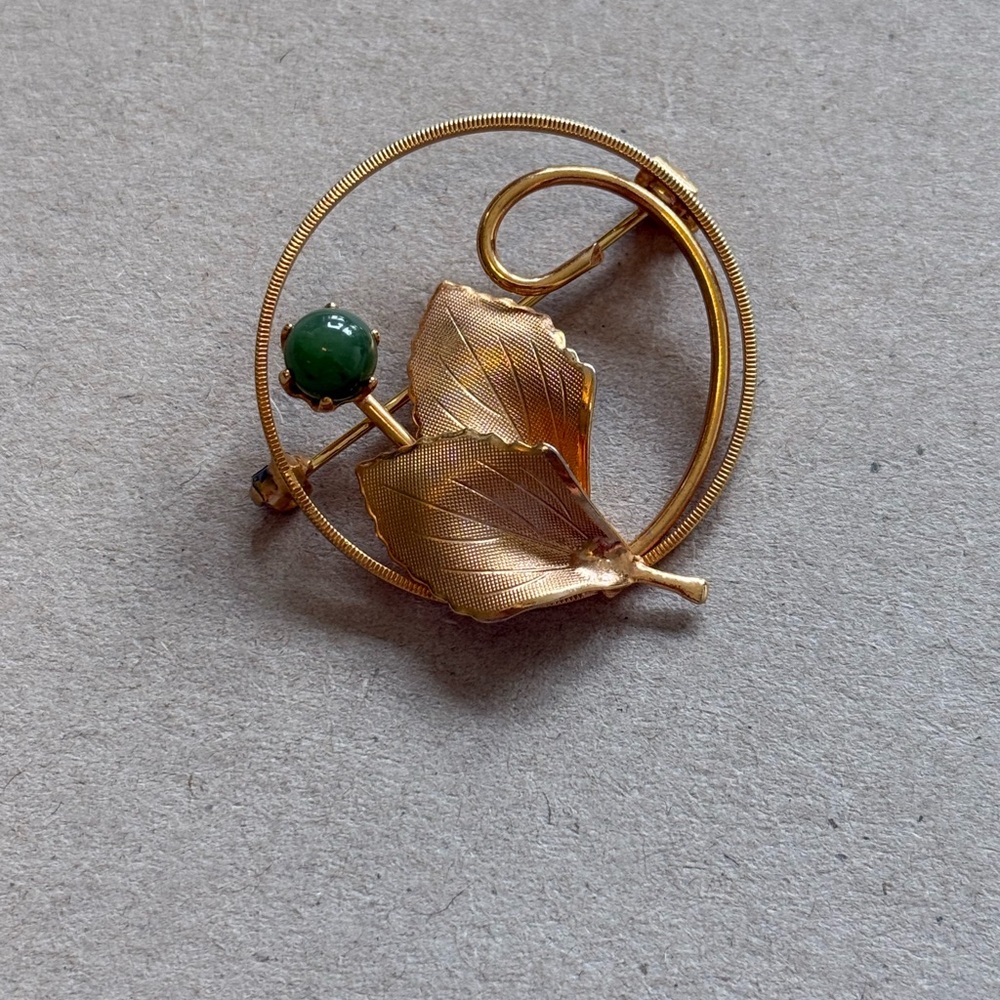 Vintage Elegant Gold Leaf Brooch with Green Accent